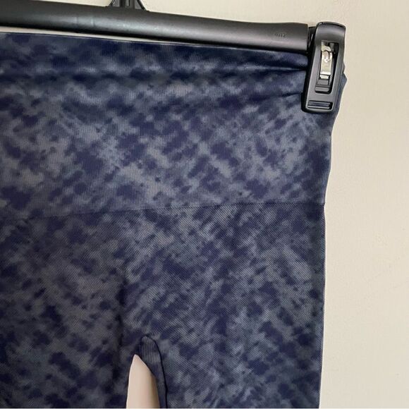 Spanx Look at Me Now Seamless Legging Blue Tie Dye- Size Small - Picture 4 of 6